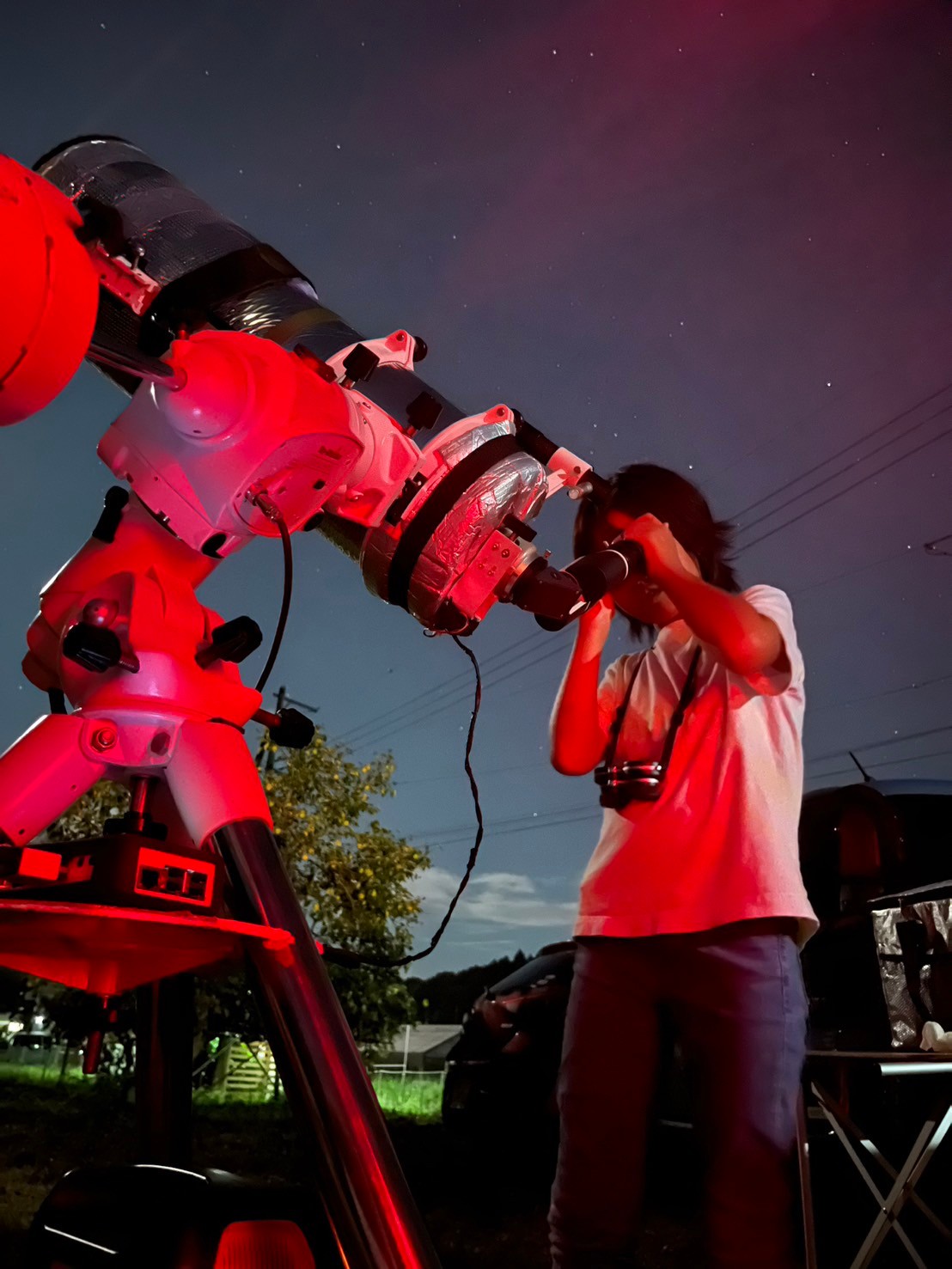 星空観察イベントで天体望遠鏡で星を見ている写真
